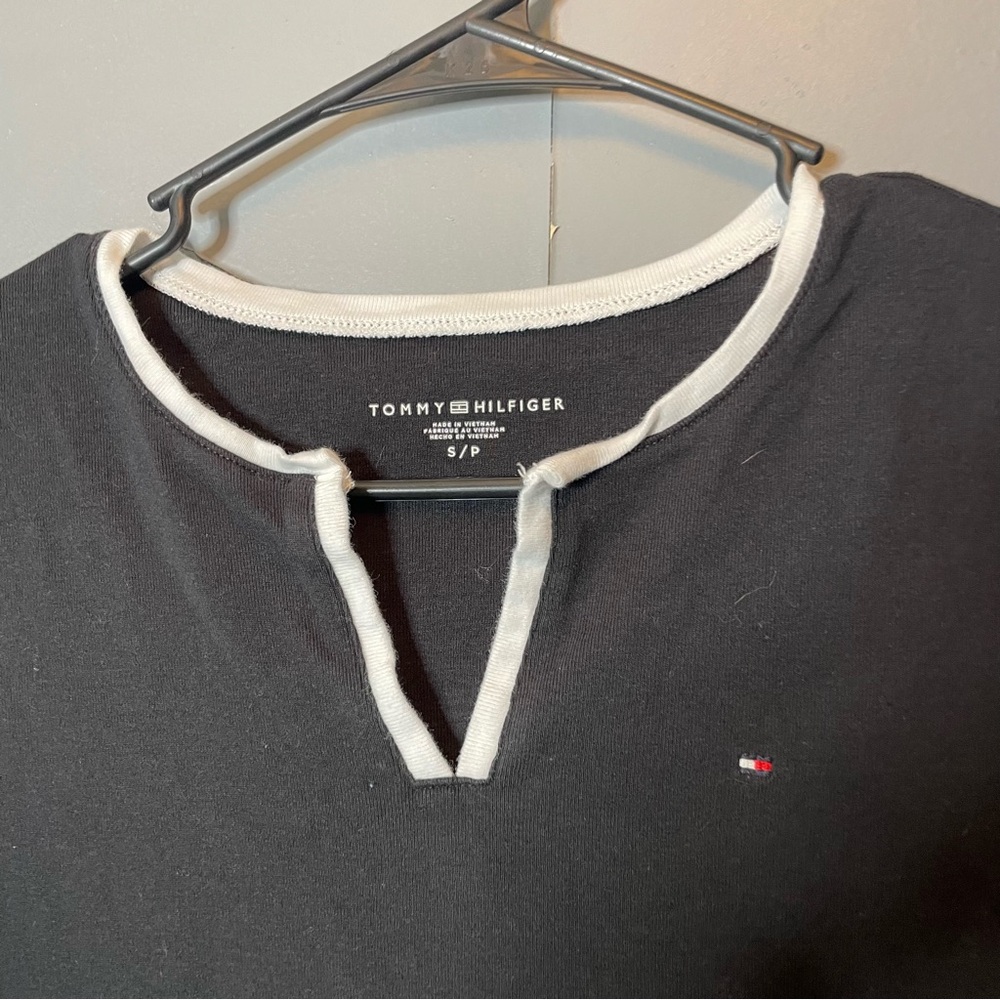 Tommy Hilfiger Women's Black T-Shirt size small - Picture 2 of 5